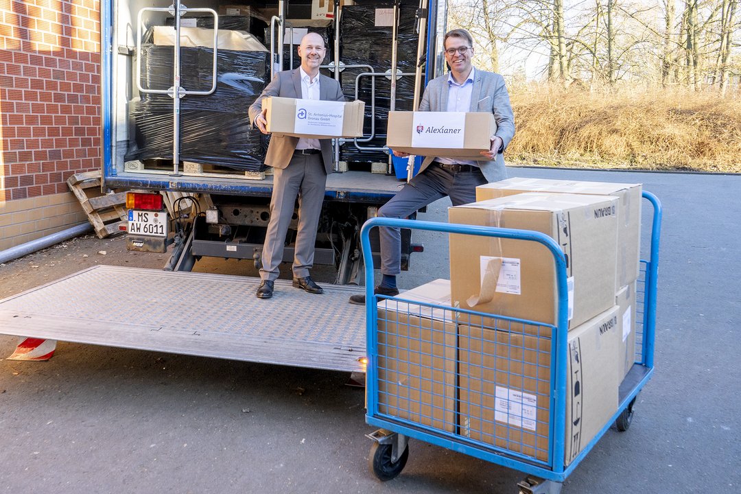 Zwei Männer stehen auf einem LKW