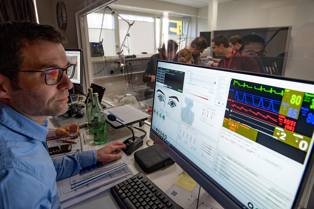 Ein Krankenpfleger beobachtet einen Monitor