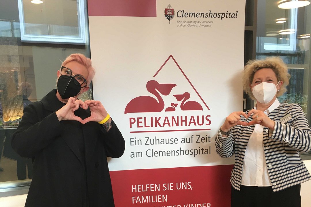 Das Bild zeigt die Spenderin Iris Sohn und Dr. Martina Klein vom Fundraising