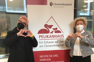 Das Bild zeigt die Spenderin Iris Sohn und Dr. Martina Klein vom Fundraising