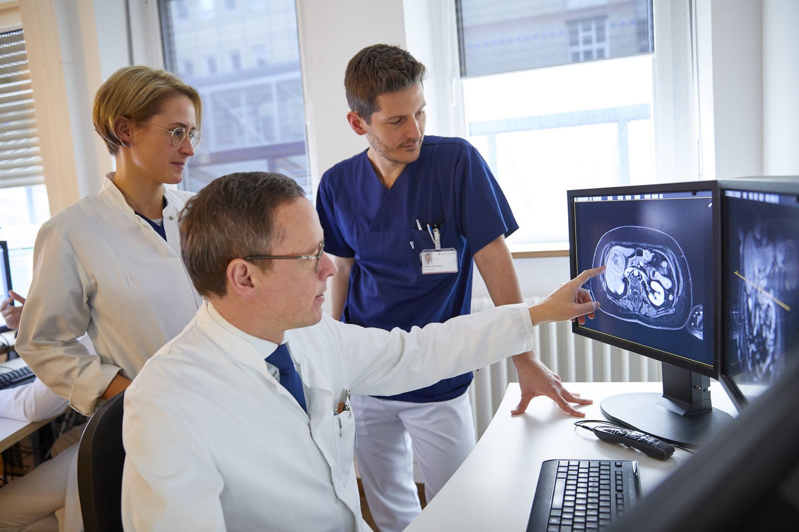 Mehrere Ärzte beobachten ein Röntgenbild