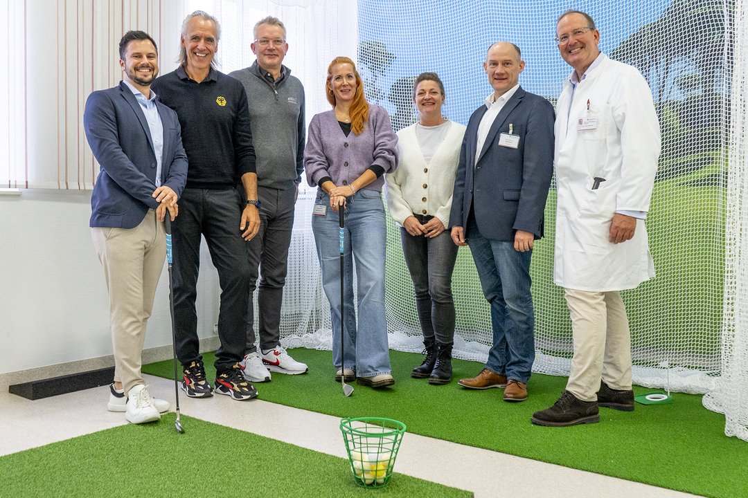 Mehrere Personen stehen im Golfraum