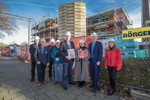 Mehrere Personen stehen vor dem Pelikanhaus