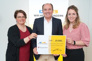 Spendenübergabe mit Scheck
