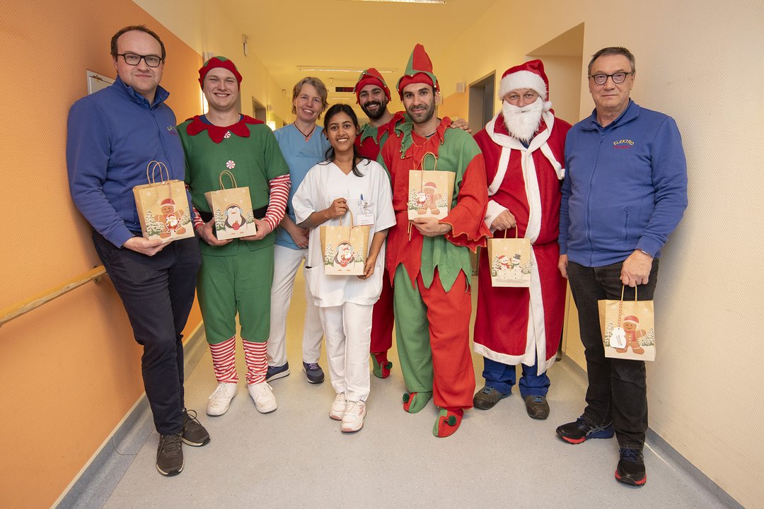 Menschen stehen in einem Klinikflur