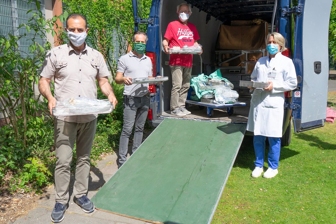 Mehrere Personen halten OP-Instrumente in die Kamera