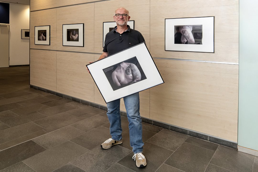 Ein Mann hält ein Bild in der Hand
