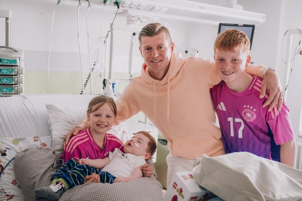 Toni Kroos besucht schwerkranker Kinder im Clemenshospital