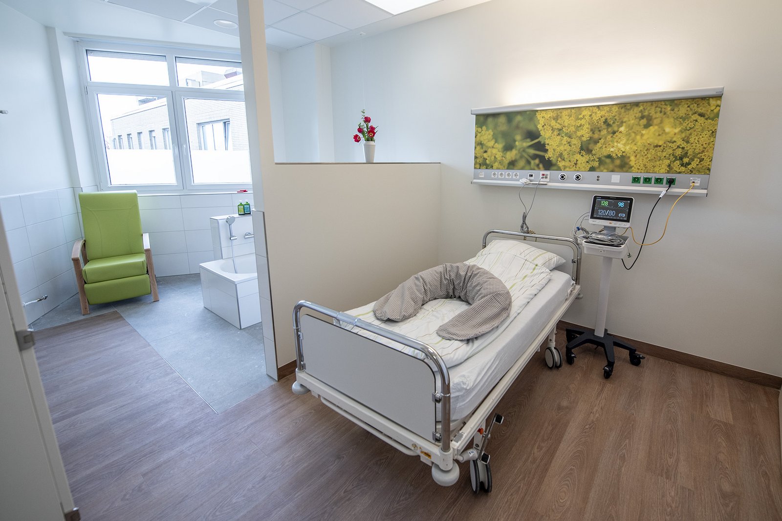 Vorwehen-Zimmer mit Entspannungsbadewanne