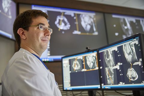 Arzt vor Röntgenaufnahmen