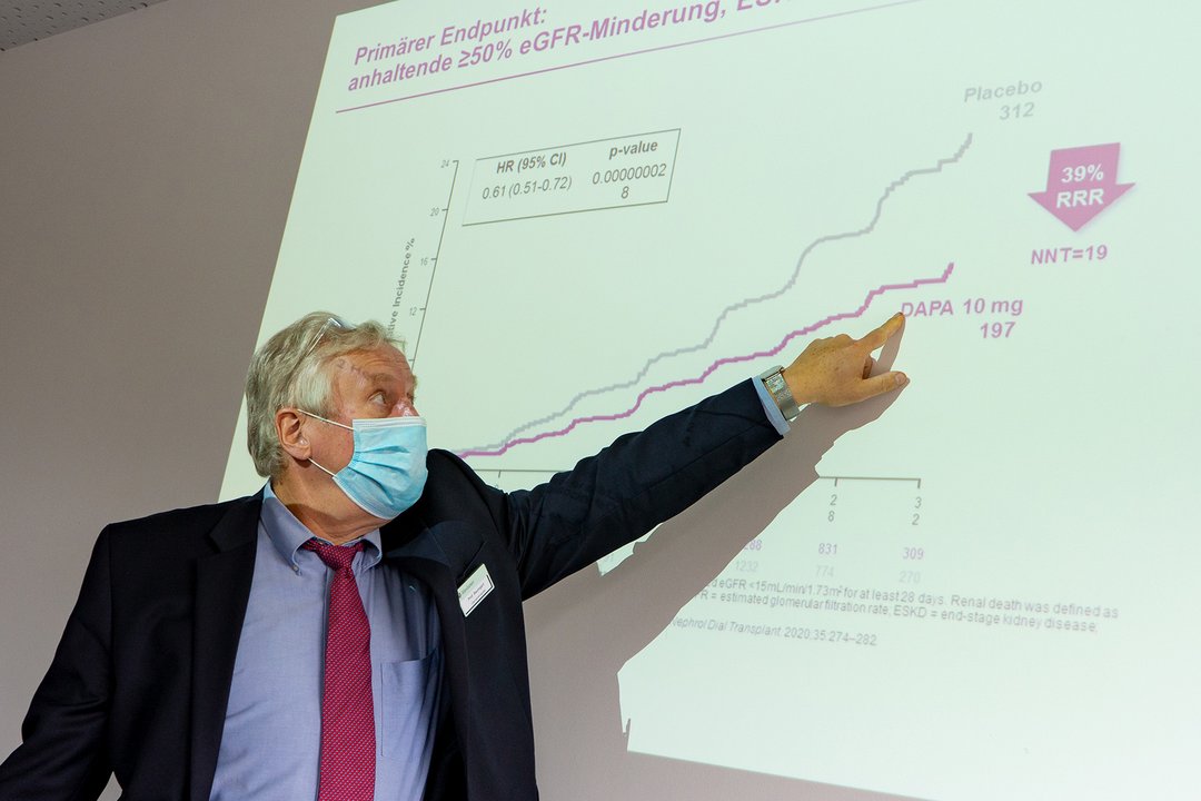 Prof. Baumgart zeigt auf eine Grafik