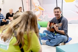 Sebastian Wurth singt für die erkrankten Kinder.