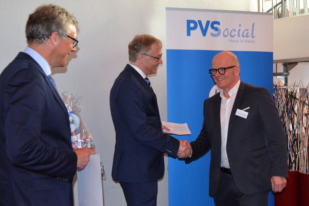 Prof. Rieger bekommt den PVSocial-Preis überreicht