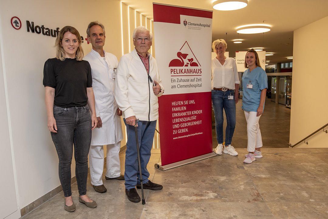 Der Spender, umgeben von Klinikmitarbeitenden