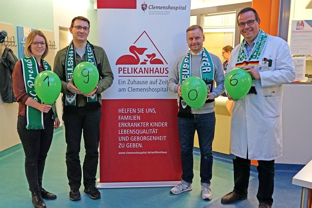 Mehrere Personen halten Luftballons