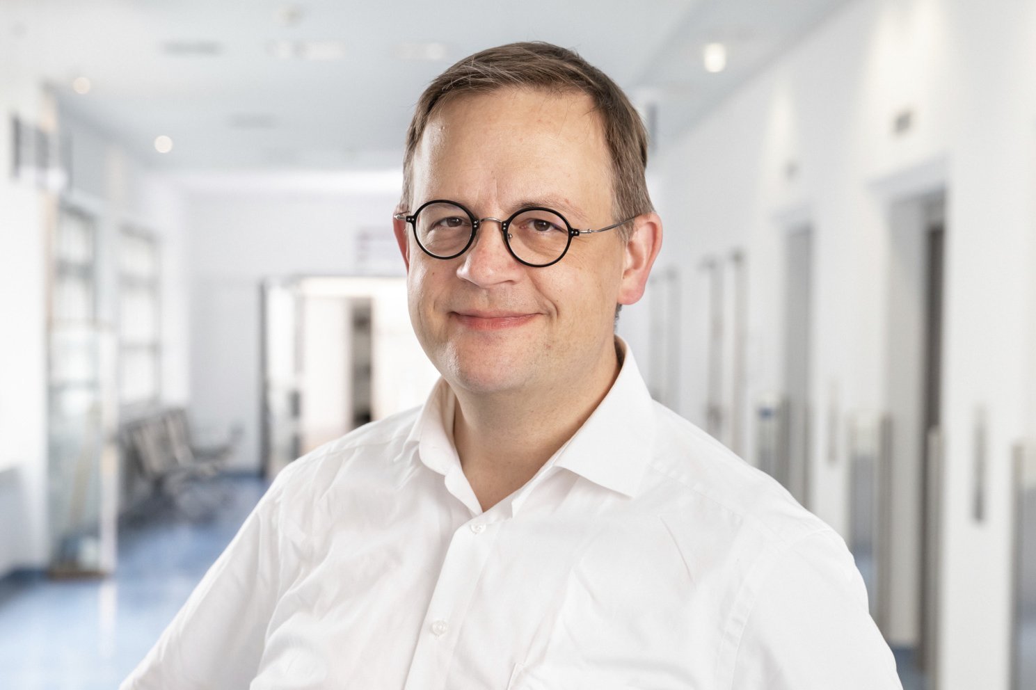 Das Bild zeigt Dr. Lars Herda