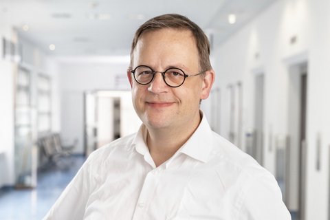 Das Bild zeigt Dr. Lars Herda