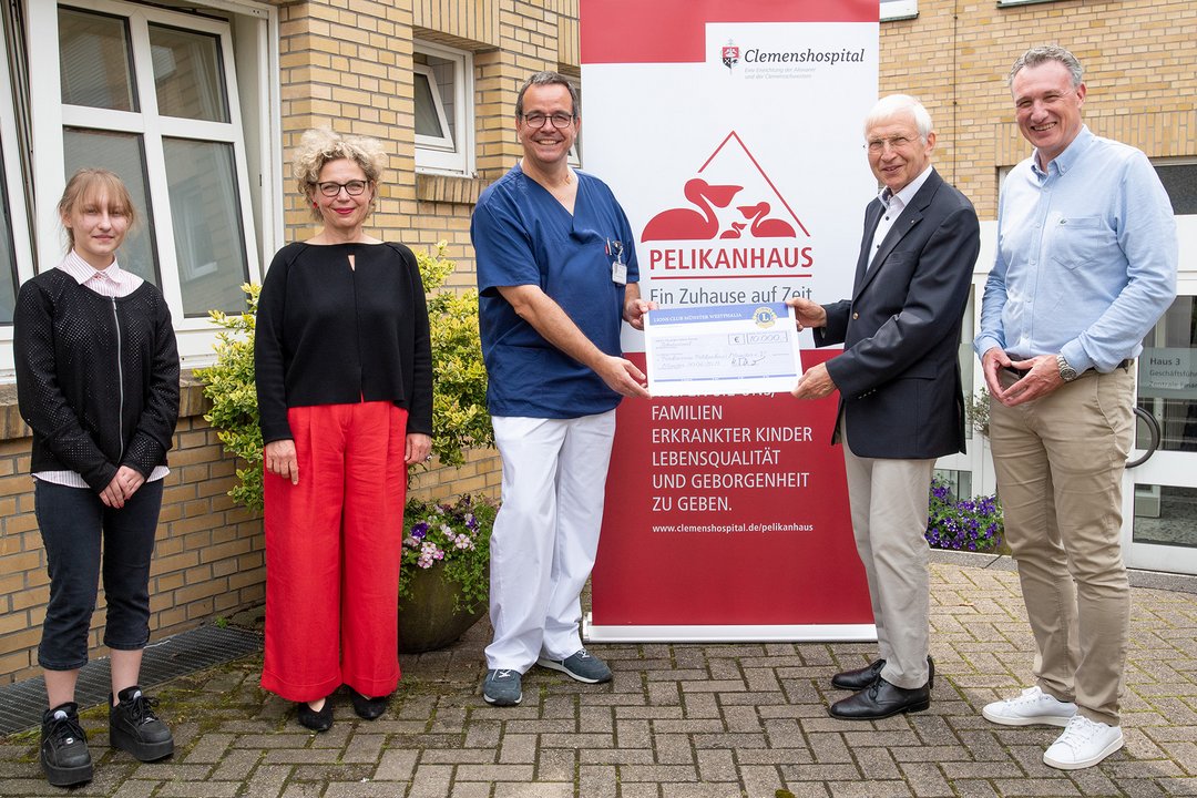 Fünf Personen stehen vor der Kinderklinik