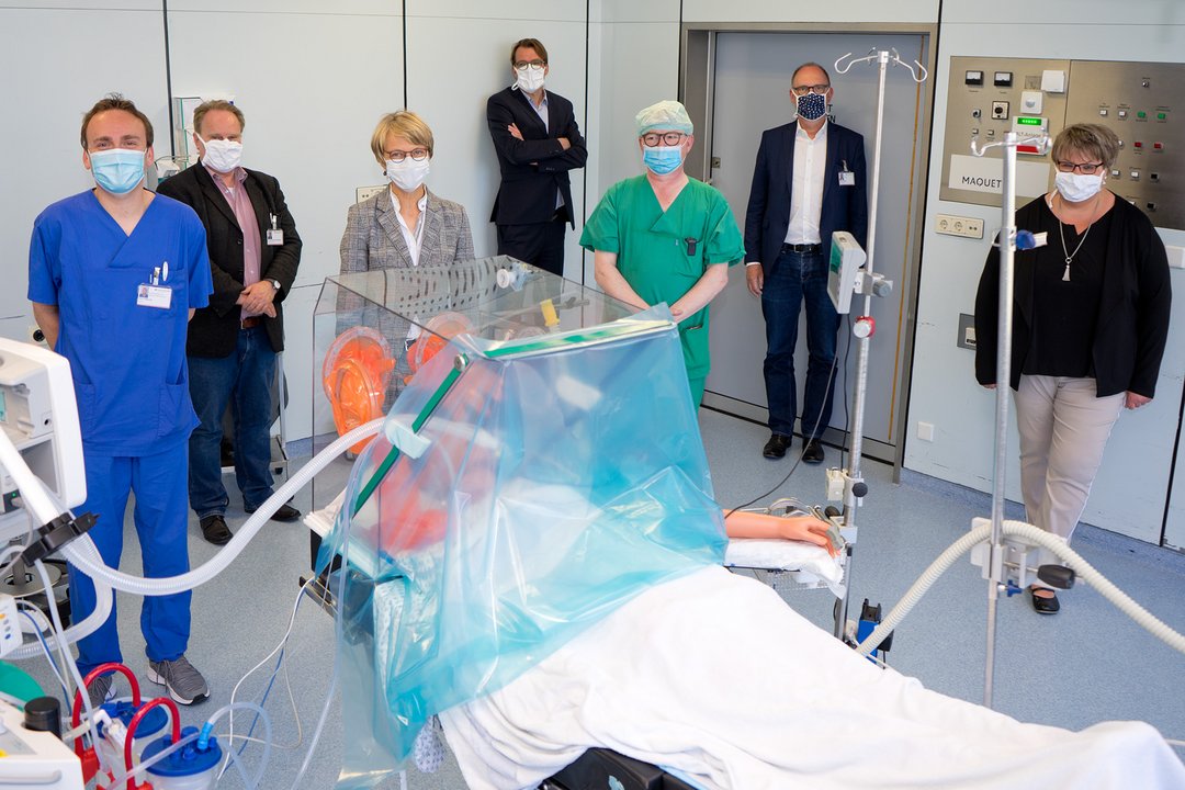 Mehrere Personen stehen in einem OP-Saal