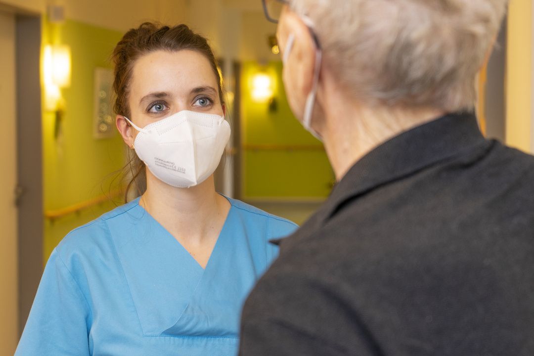 Ein Patient spricht mit einer Krankenschwester