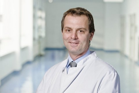 Das Bild zeigt Priv.-Doz. Dr. Frank Schiedel