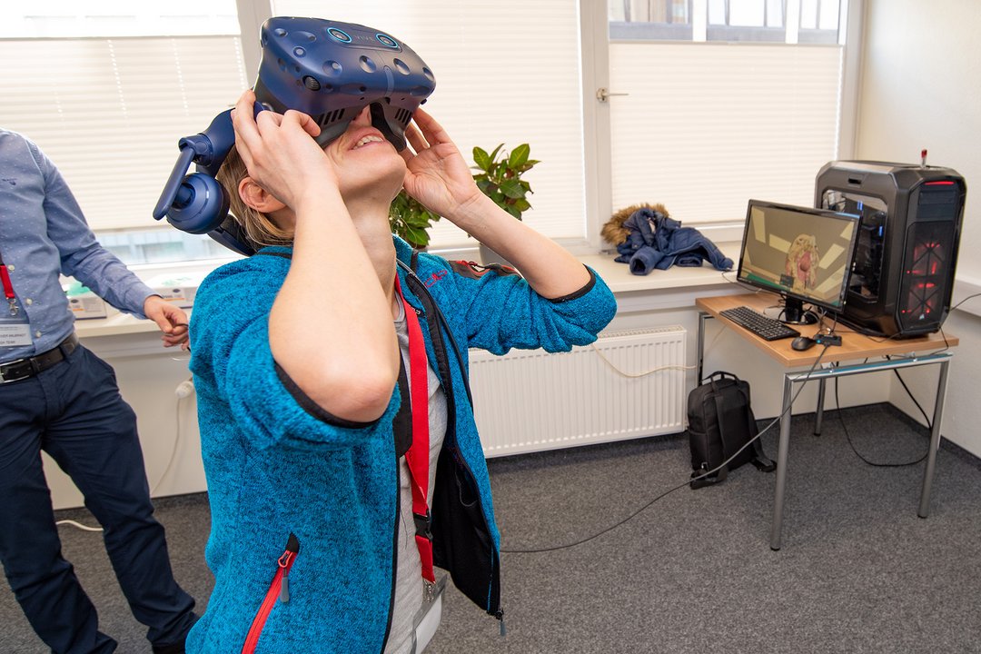 Eine Frau blickt durch eine 3D-Brille