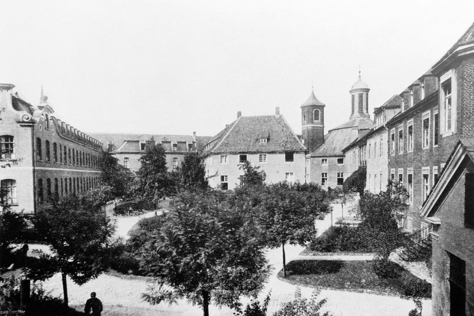 Das ehemalige Clemenshospital in der Innenstadt. Hinten rechts ist die Clemenskirche zu sehen