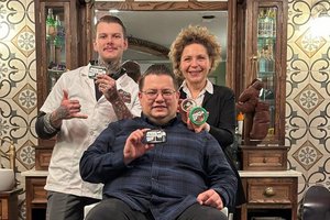 Drei Personen in einem Friseursalon