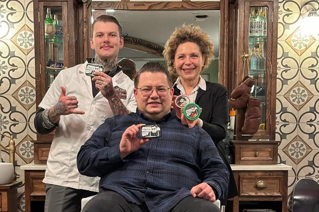 Drei Personen in einem Friseursalon