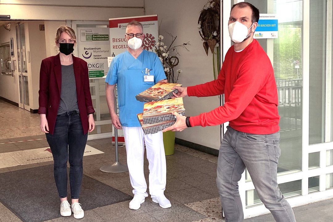 ein Mann bringt Pizza