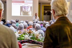 Zahlreiche Menschen verfolgen einen medizinischen Vortrag
