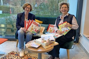 Zwei Frauen halten Bücher